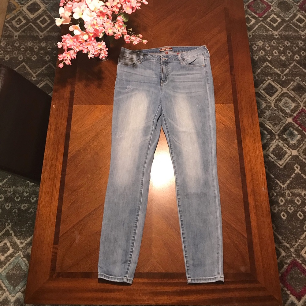 Makers Dessa Skinny Jean with light distressing